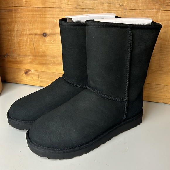 NIB Women’s UGG Classic Short II Black Shearling Sheepskin Boots - Picture 2 of 6